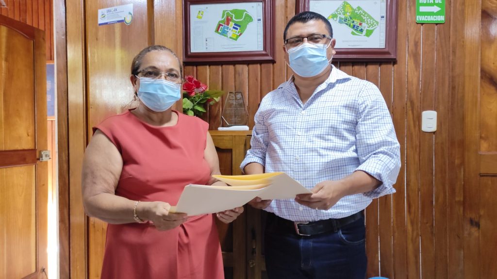 Leonor Ruiz, vice-rector of URACCAN and Luis López, manager of Sustainable Development of MLR Forestal during the signing of the collaboration agreement.