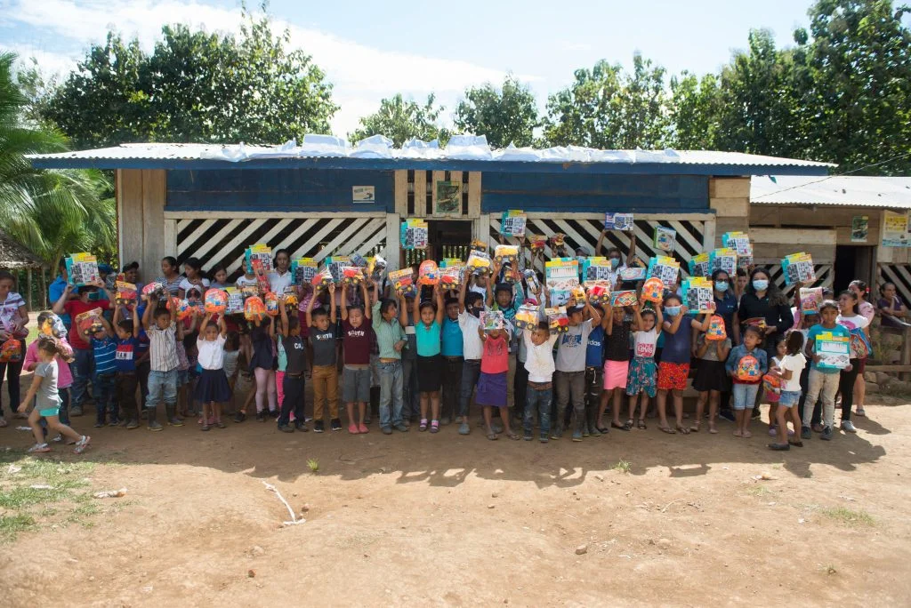 Los estudiantes de la escuela Nueva Esperanza de Bethel #2 posan con sus juguetes afuera del centro educativo.
