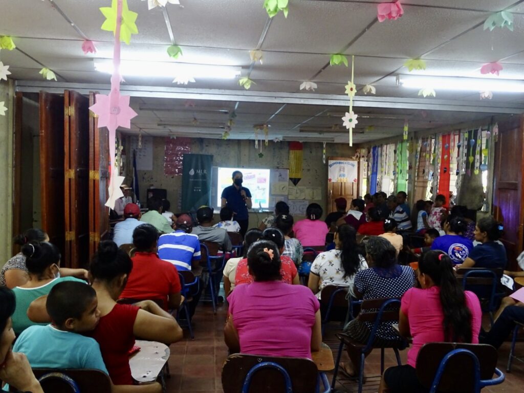 La asamblea comunitaria se realizó en la escuela de Empalme La Bú.