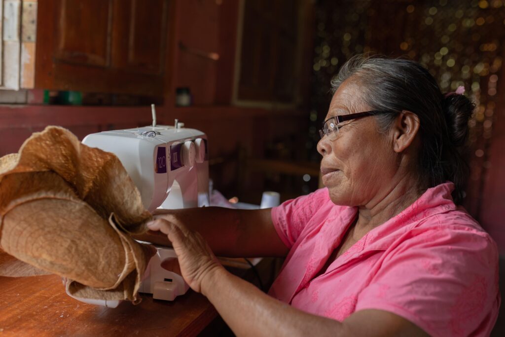 Adela Mercado Frank elabora un sombrero de tuno en la cooperativa Mayaring Sak. Este sombrero cuesta 700 córdobas.