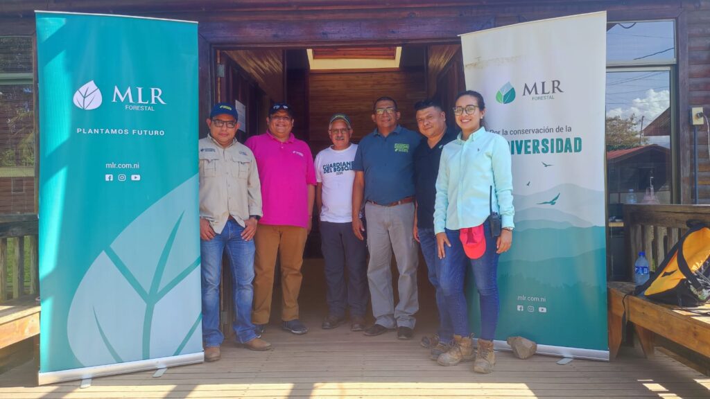 Edgar González Godoy, director para Mesoamérica de Rainforest Alliance, de camiseta rosada, durante su visita al plantel principal de MLR Forestal en Siuna.