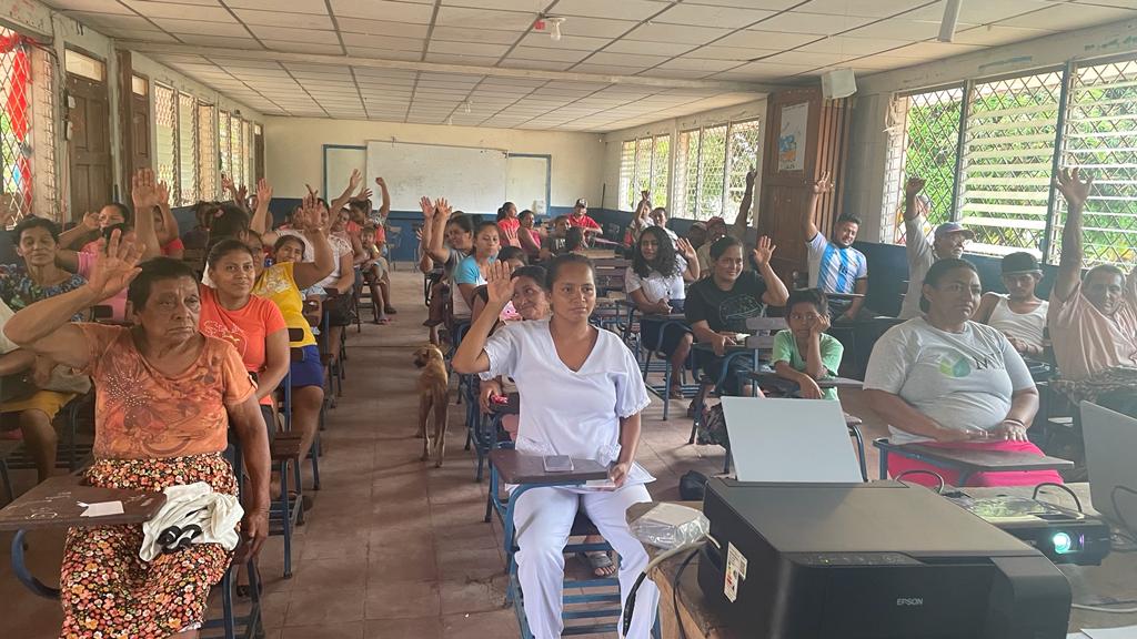 The assembly in Unión La Bú ratifies its community leaders by a show of hands.