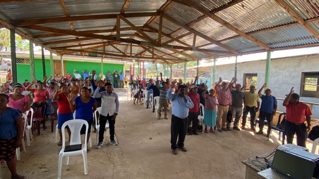 La asamblea comunitaria reunida en Ispayulilna vota a favor del acuerdo con MLR Forestal, esto como parte del protocolo de Consentimiento Previo, Libre e Informado (CPLI).