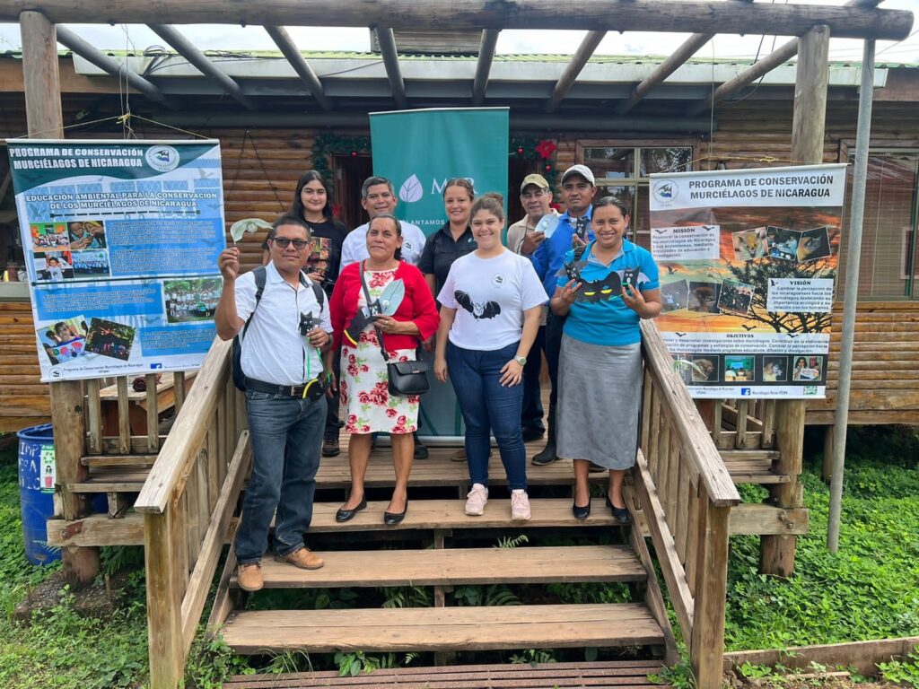 Responsables de Biodiversidad y Gestión Social de MLR Forestal, miembros del Programa de Conservación de los Murciélagos de Nicaragua (PCMN) y participantes del taller de manualidades muestran sus creaciones al finalizar la actividad.