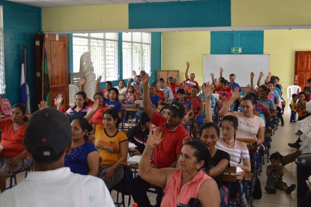 La asamblea comunitaria reunida en la Escuela La Esperanza de Bethel II vota para ratificar a sus líderes.