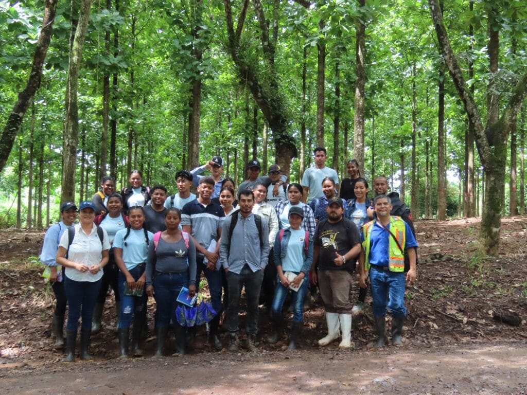 Los estudiantes de la BICU se mostraron admirados por el compromiso ambiental que representan las áreas de conservación de MLR Forestal.