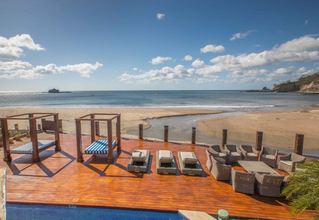 Principal deck MLR Vista panorámica del deck de teca instalado en Marsella, San Juan del Sur.