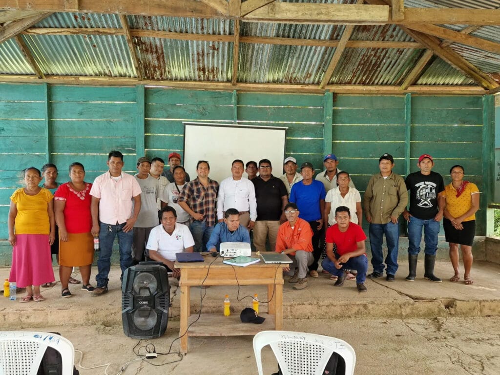 Harold Gordillo de Finnfund durante una de las asambleas de las comunidades de Matumbak.