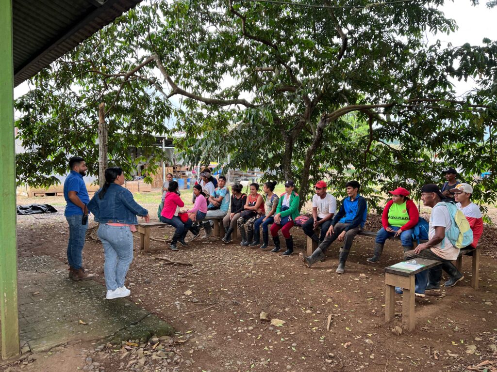 Parte del equipo de Recursos Humanos durante una charla con personal de Vivero.