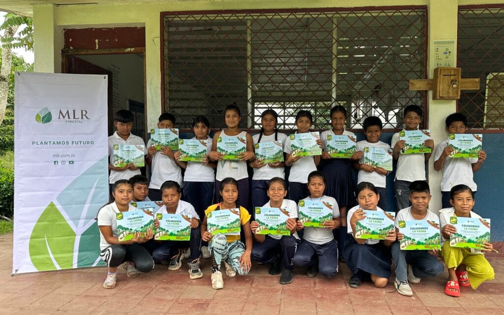 La escuela de la comunidad indígena mayangna de Sakalwas, Bonanza fue el primer centro educativo que recibió la cartilla "Coloreemos la fauna de las áreas de protección y plantaciones de MLR Forestal".