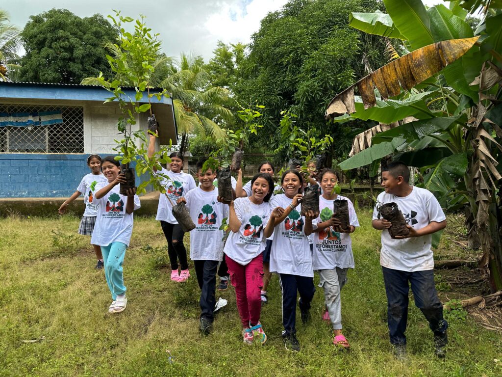 Los estudiantes participaron muy animados en la reforestación de su escuela.