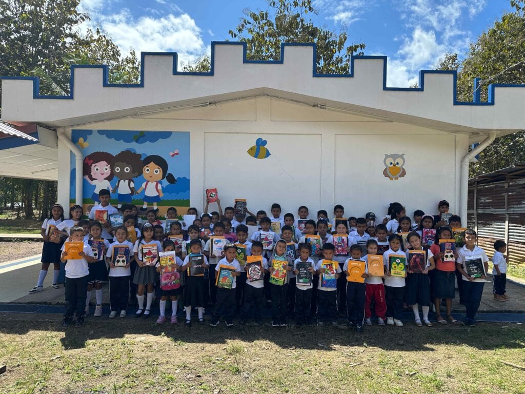 Los estudiantes de primaria multigrado de la escuela Nueva Esperanza de la comunidad Bethel II con sus útiles escolares.