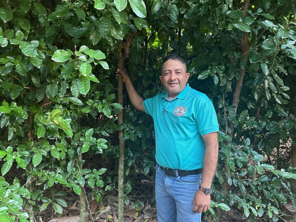 Jarold Sáenz llega personalmente a entregar las legumbres y granos básicos que provee a la empresa.