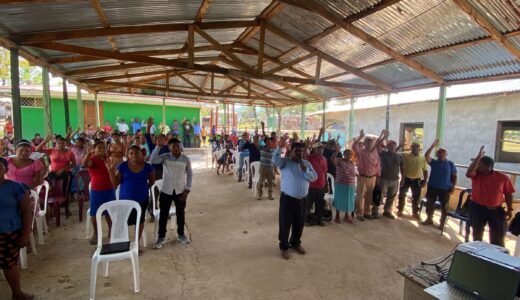 La asamblea comunitaria reunida en Ispayulilna vota a favor del acuerdo con MLR Forestal, esto como parte del protocolo de Consentimiento Previo, Libre e Informado (CPLI).