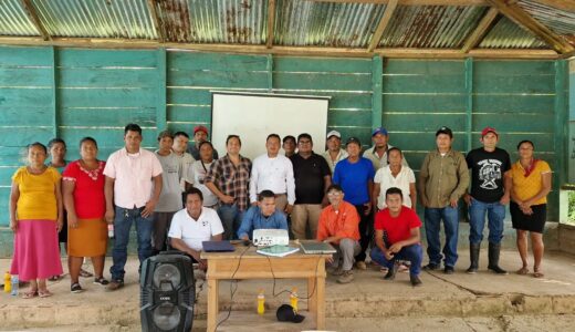 Harold Gordillo de Finnfund durante una de las asambleas de las comunidades de Matumbak.