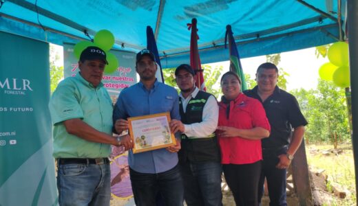 Gino Zambrano, Jefe de Operaciones de MLR Forestal, sostiene el certificado que acredita a la Finca Matiz como Reserva Silvestre Privada.