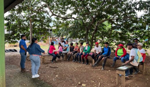 Parte del equipo de Recursos Humanos durante una charla con personal de Vivero.