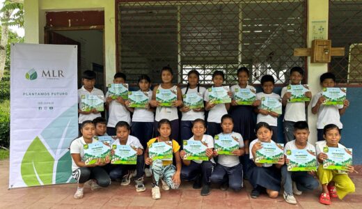 La escuela de la comunidad indígena mayangna de Sakalwas, Bonanza fue el primer centro educativo que recibió la cartilla "Coloreemos la fauna de las áreas de protección y plantaciones de MLR Forestal".