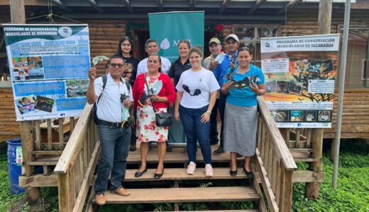 Responsables de Biodiversidad y Gestión Social de MLR Forestal, miembros del Programa de Conservación de los Murciélagos de Nicaragua (PCMN) y participantes del taller de manualidades muestran sus creaciones al finalizar la actividad.