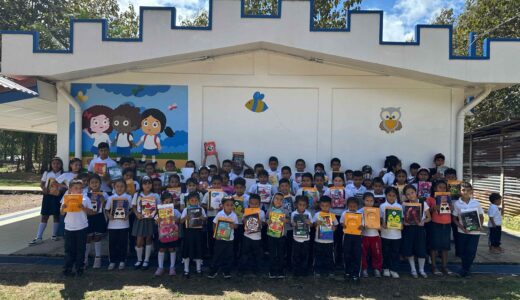 Los estudiantes de primaria multigrado de la escuela Nueva Esperanza de la comunidad Bethel II con sus útiles escolares.