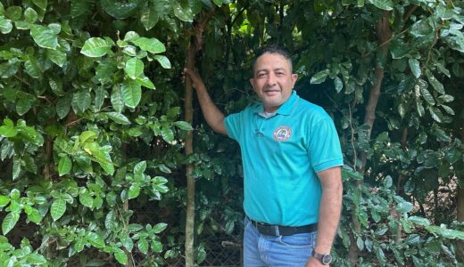 Jarold Sáenz llega personalmente a entregar las legumbres y granos básicos que provee a la empresa.