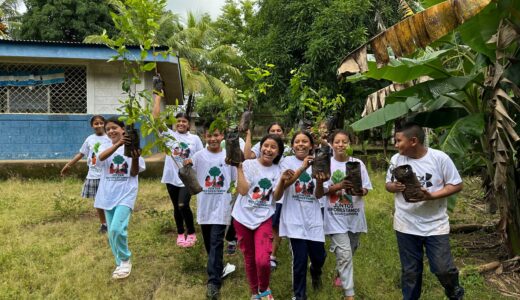 Los estudiantes participaron muy animados en la reforestación de su escuela.