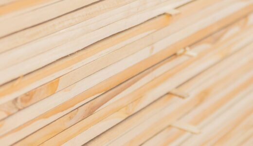 Esta madera usada en la India desde hace siglos, ha ganado popularidad por su estabilidad, buenas propiedades y manejabilidad para trabajar. El clima del Caribe Norte de Nicaragua es propicio para su rápido crecimiento.
